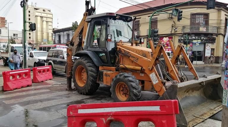 constructores bloquean la plaza lt