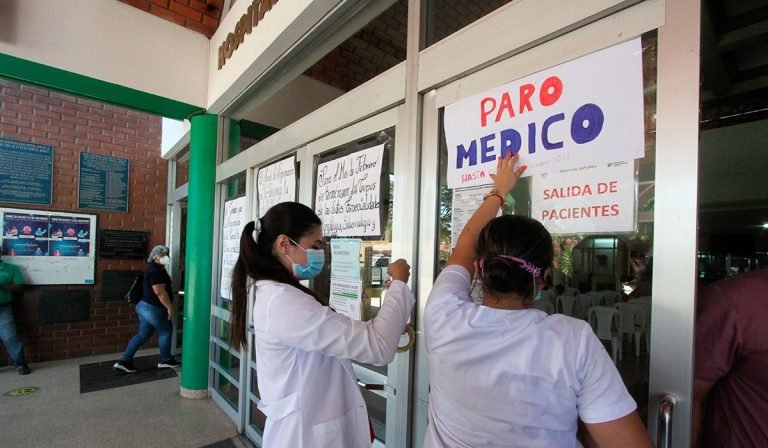 en medio de paro alcaldia promete pagar salarios y renovar 5300 contratos en salud