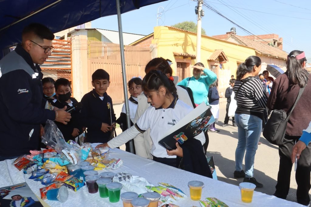 ESTUDIANTES PARTICIPAN DE FERIAS EN DISTRITOS PARA ESCOGER LOS PRODUCTOS DEL ALIMENTO COMPLEMENTARIO ESCOLAR EN SACABA: PARA 2026 SE PREVÉ UNA INVERSIÓN DE 24 MILLONES DE BOLIVIANOS 2 WhatsApp Image 2025 05 21 at 17.26.01 1