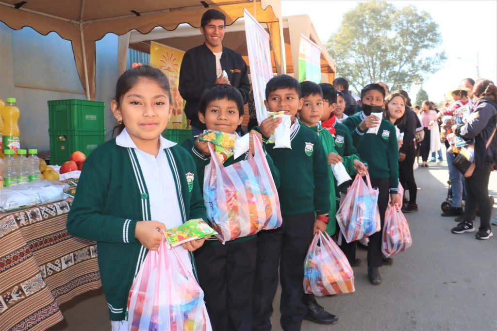 ESTUDIANTES PARTICIPAN DE FERIAS EN DISTRITOS PARA ESCOGER LOS PRODUCTOS DEL ALIMENTO COMPLEMENTARIO ESCOLAR EN SACABA: PARA 2026 SE PREVÉ UNA INVERSIÓN DE 24 MILLONES DE BOLIVIANOS 3 WhatsApp Image 2025 05 21 at 17.26.01