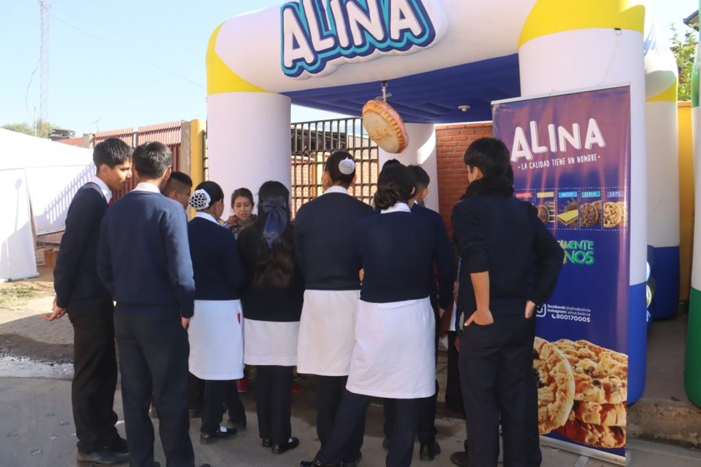 ESTUDIANTES PARTICIPAN DE FERIAS EN DISTRITOS PARA ESCOGER LOS PRODUCTOS DEL ALIMENTO COMPLEMENTARIO ESCOLAR EN SACABA: PARA 2026 SE PREVÉ UNA INVERSIÓN DE 24 MILLONES DE BOLIVIANOS 9 WhatsApp Image 2025 05 21 at 17.26.02