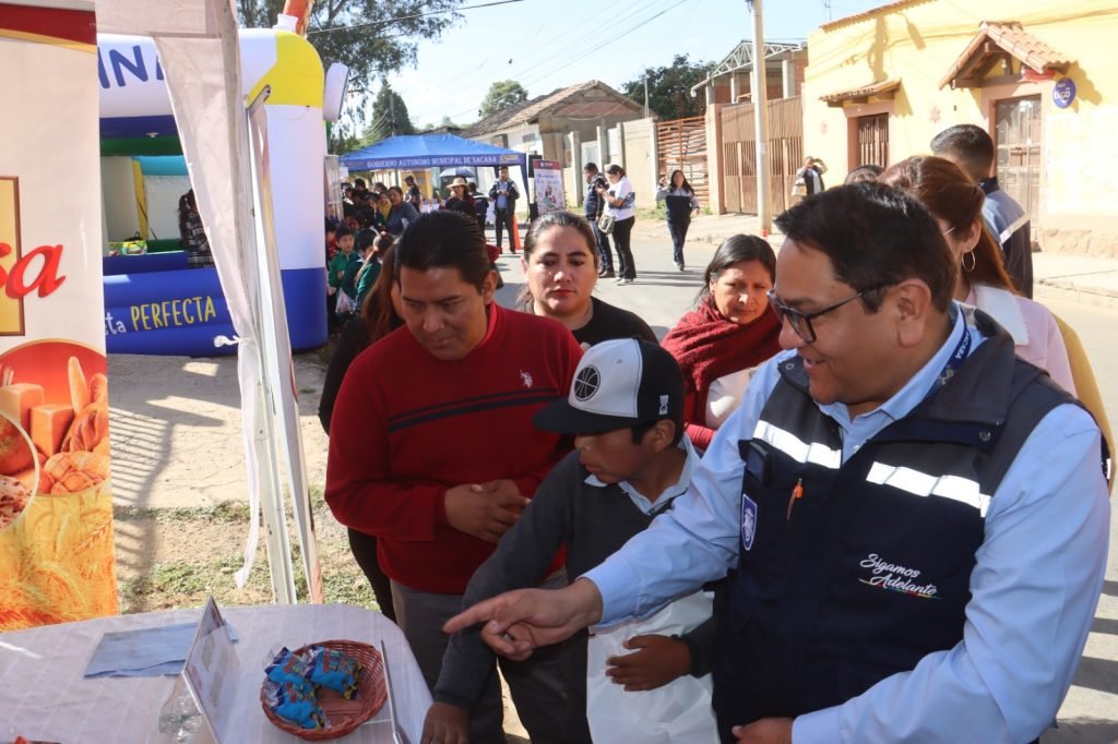 ESTUDIANTES PARTICIPAN DE FERIAS EN DISTRITOS PARA ESCOGER LOS PRODUCTOS DEL ALIMENTO COMPLEMENTARIO ESCOLAR EN SACABA: PARA 2026 SE PREVÉ UNA INVERSIÓN DE 24 MILLONES DE BOLIVIANOS 5 WhatsApp Image 2025 05 21 at 17.26.03 1