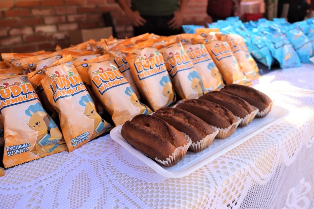 ESTUDIANTES PARTICIPAN DE FERIAS EN DISTRITOS PARA ESCOGER LOS PRODUCTOS DEL ALIMENTO COMPLEMENTARIO ESCOLAR EN SACABA: PARA 2026 SE PREVÉ UNA INVERSIÓN DE 24 MILLONES DE BOLIVIANOS 6 WhatsApp Image 2025 05 21 at 17.26.03