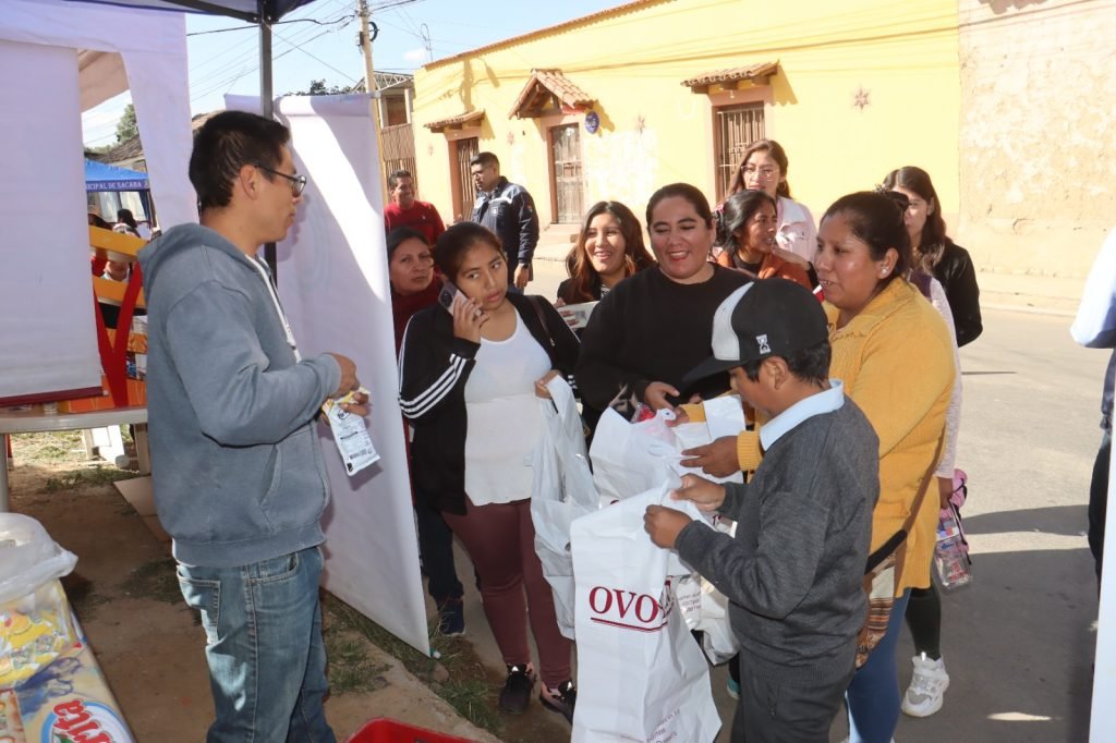 ESTUDIANTES PARTICIPAN DE FERIAS EN DISTRITOS PARA ESCOGER LOS PRODUCTOS DEL ALIMENTO COMPLEMENTARIO ESCOLAR EN SACABA: PARA 2026 SE PREVÉ UNA INVERSIÓN DE 24 MILLONES DE BOLIVIANOS 4 WhatsApp Image 2025 05 21 at 17.26.03 2
