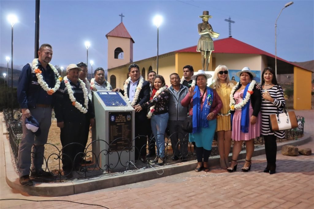 ALCALDE PEDRO GUTIÉRREZ ENTREGÓ LA RENOVADA PLAZA 12 DE OCTUBRE EN LAVA LAVA ALTA Y UNA ESTATUA DE LA CHOLITA LAVALAVEÑA 10 Imagen de WhatsApp 2025 06 26 a las 19.26.36 3fba9014