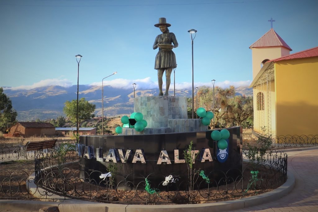 ALCALDE PEDRO GUTIÉRREZ ENTREGÓ LA RENOVADA PLAZA 12 DE OCTUBRE EN LAVA LAVA ALTA Y UNA ESTATUA DE LA CHOLITA LAVALAVEÑA 12 Imagen de WhatsApp 2025 06 26 a las 19.26.37 229a70b5