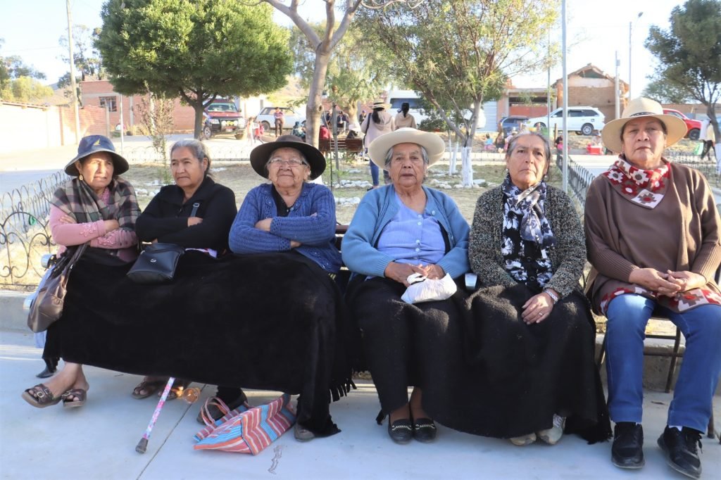 ALCALDE PEDRO GUTIÉRREZ ENTREGÓ LA RENOVADA PLAZA 12 DE OCTUBRE EN LAVA LAVA ALTA Y UNA ESTATUA DE LA CHOLITA LAVALAVEÑA 11 Imagen de WhatsApp 2025 06 26 a las 19.26.37 896ae05b