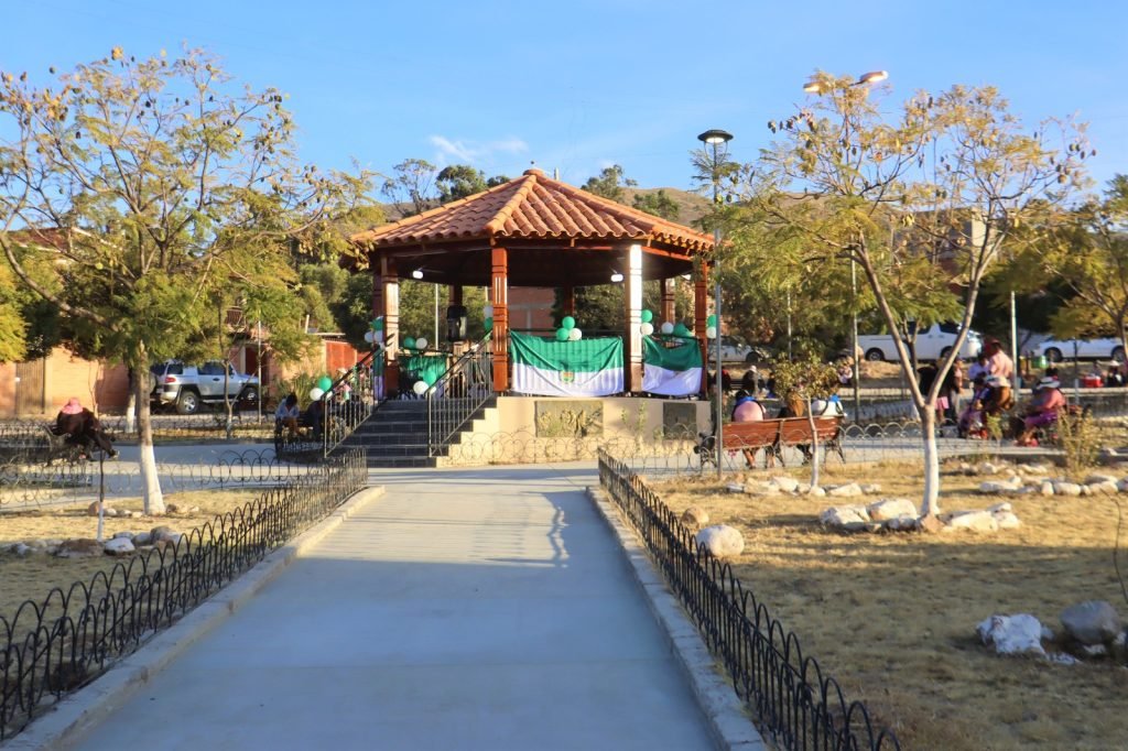 ALCALDE PEDRO GUTIÉRREZ ENTREGÓ LA RENOVADA PLAZA 12 DE OCTUBRE EN LAVA LAVA ALTA Y UNA ESTATUA DE LA CHOLITA LAVALAVEÑA 3 Imagen de WhatsApp 2025 06 26 a las 19.26.38 e3266a98