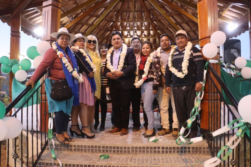 ALCALDE PEDRO GUTIÉRREZ ENTREGÓ LA RENOVADA PLAZA 12 DE OCTUBRE EN LAVA LAVA ALTA Y UNA ESTATUA DE LA CHOLITA LAVALAVEÑA 4 Imagen de WhatsApp 2025 06 26 a las 19.26.38 f1143c47