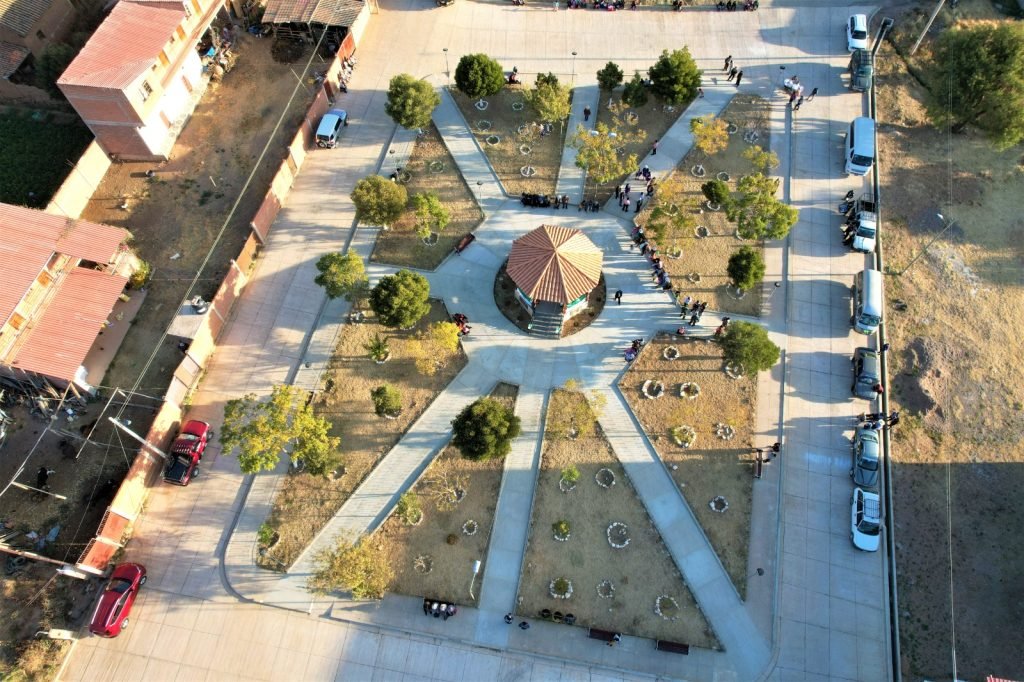 ALCALDE PEDRO GUTIÉRREZ ENTREGÓ LA RENOVADA PLAZA 12 DE OCTUBRE EN LAVA LAVA ALTA Y UNA ESTATUA DE LA CHOLITA LAVALAVEÑA 6 Imagen de WhatsApp 2025 06 26 a las 19.26.39 08b8e4c3