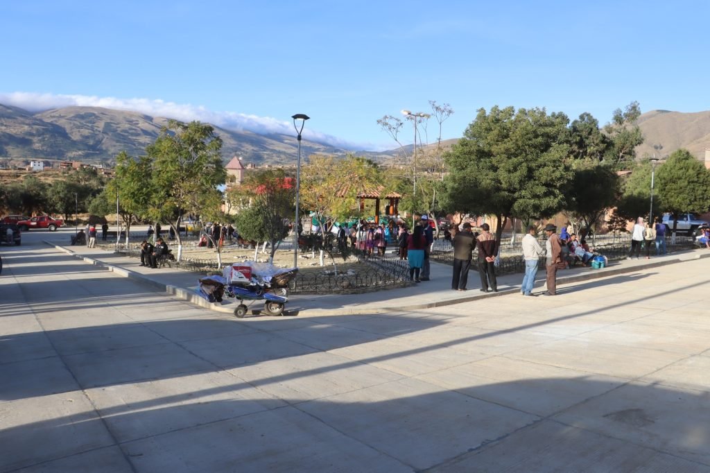 ALCALDE PEDRO GUTIÉRREZ ENTREGÓ LA RENOVADA PLAZA 12 DE OCTUBRE EN LAVA LAVA ALTA Y UNA ESTATUA DE LA CHOLITA LAVALAVEÑA 5 Imagen de WhatsApp 2025 06 26 a las 19.26.39 e4bd8866