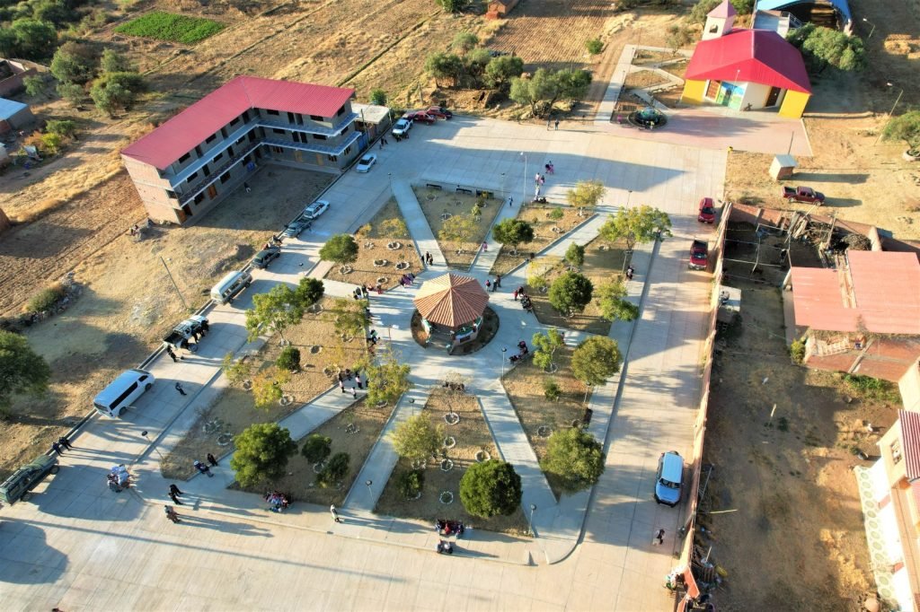 ALCALDE PEDRO GUTIÉRREZ ENTREGÓ LA RENOVADA PLAZA 12 DE OCTUBRE EN LAVA LAVA ALTA Y UNA ESTATUA DE LA CHOLITA LAVALAVEÑA 7 Imagen de WhatsApp 2025 06 26 a las 19.26.40 086a9df1