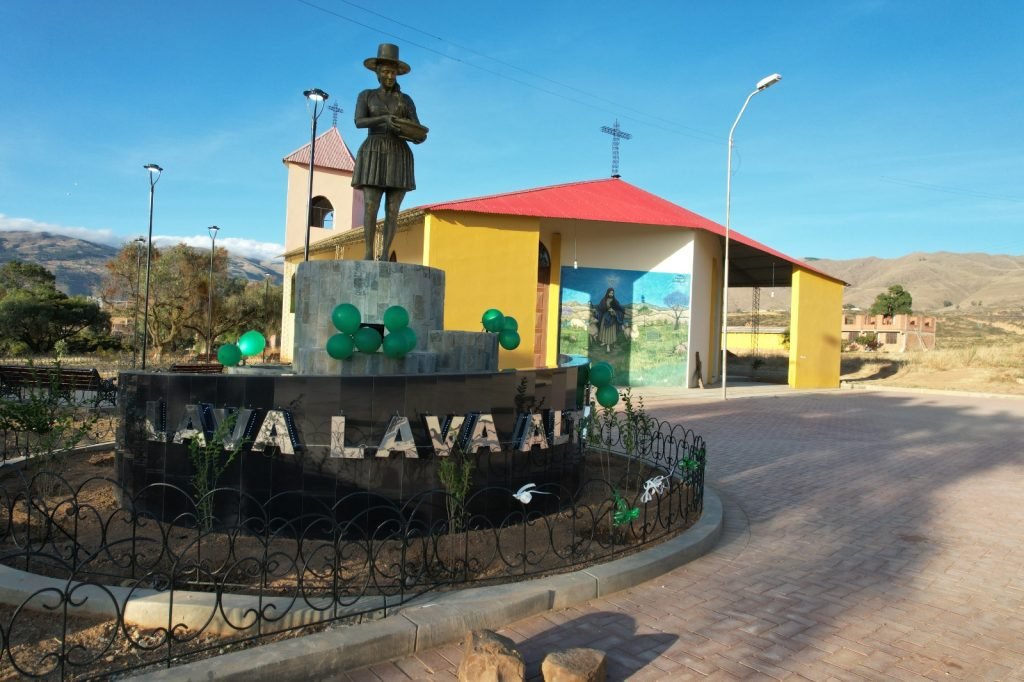 ALCALDE PEDRO GUTIÉRREZ ENTREGÓ LA RENOVADA PLAZA 12 DE OCTUBRE EN LAVA LAVA ALTA Y UNA ESTATUA DE LA CHOLITA LAVALAVEÑA 8 Imagen de WhatsApp 2025 06 26 a las 19.26.40 cadd5b09