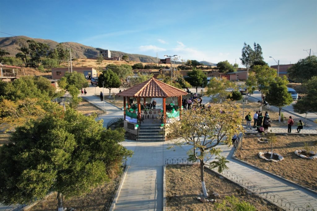 ALCALDE PEDRO GUTIÉRREZ ENTREGÓ LA RENOVADA PLAZA 12 DE OCTUBRE EN LAVA LAVA ALTA Y UNA ESTATUA DE LA CHOLITA LAVALAVEÑA 9 Imagen de WhatsApp 2025 06 26 a las 19.26.41 8de2a453