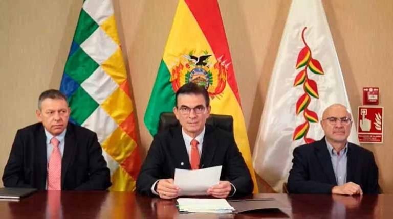 PAZ PROMULGA LEY PARA ELEGIR NUEVOS VOCALES DEL TSE Y AGRADECE A LOS ACTUALES POR PROBIDAD 10 WhatsApp Image 2025 12 03 at 2.55.00 PM