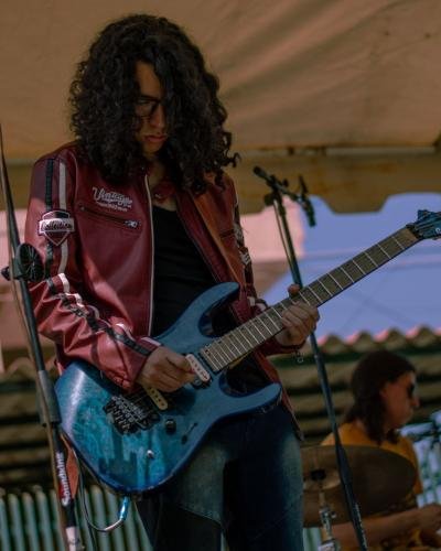 Guitarrista de Turistas en la ciudad