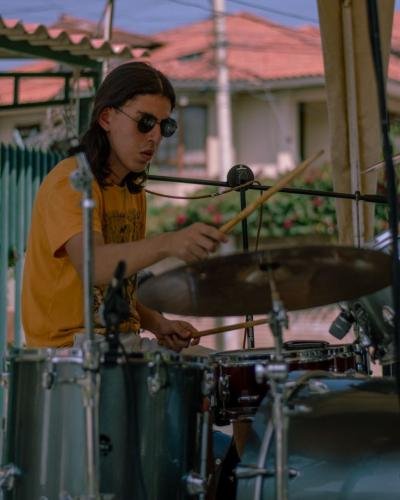 Baterista de Turistas en la ciudad